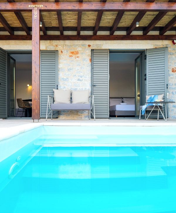 EXECUTIVE SUITE WITH PRIVATE POOL